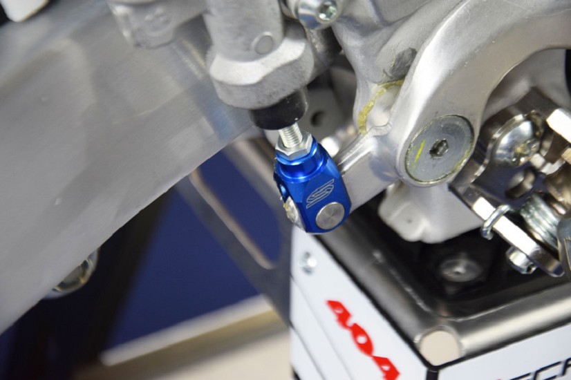 SCAR Aluminium-Bügel zum Einstellen der Hinterradbremse blau