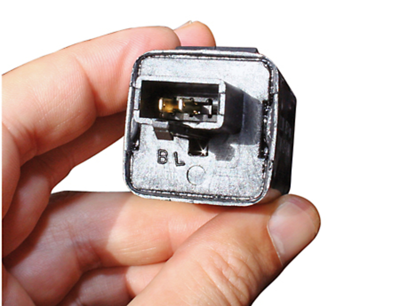 HIGHSIDER smart Blinkrelais, elektronisch 12 V, schmaler 3-fach Stecker mit 2 Pins