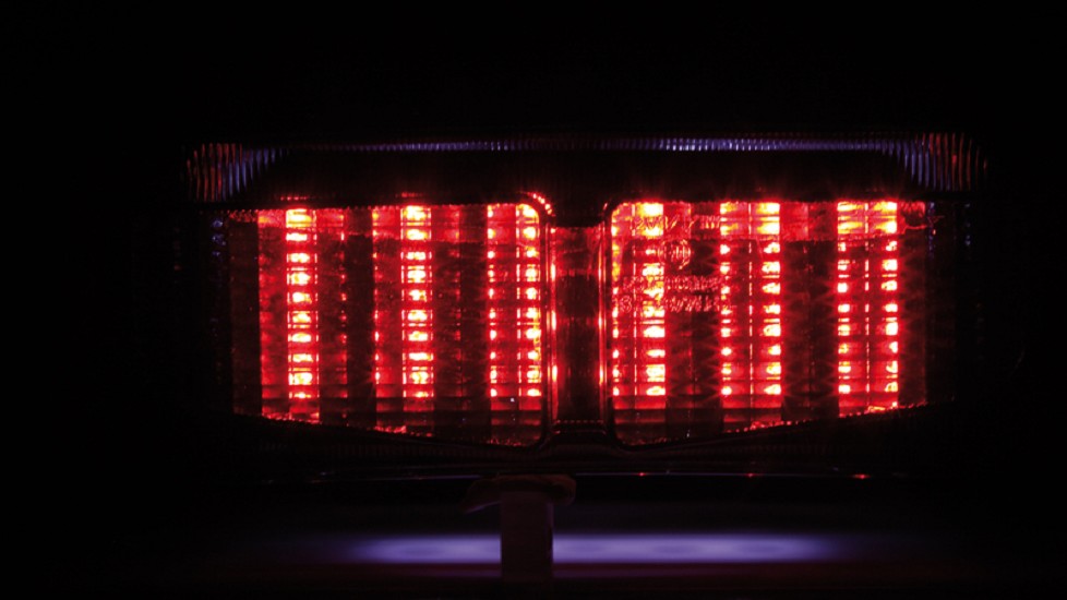 HIGHSIDER smart LED-Rücklicht mit getöntem Glas, passend für Yamaha FZS 600 bis 03