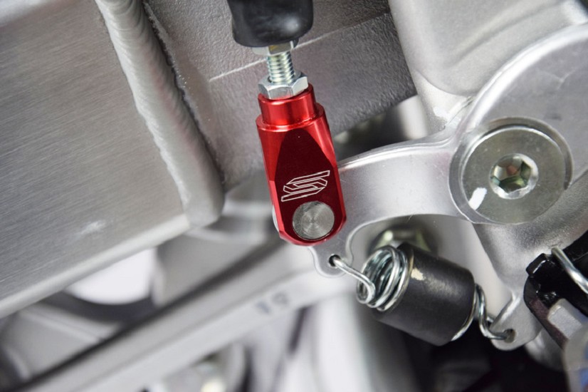 SCAR Aluminium-Bügel zum Einstellen der Hinterradbremse rot